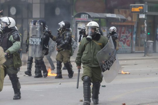 Αστυνομικός ζητά αληθινές σφαίρες και απειλεί αριστερούς