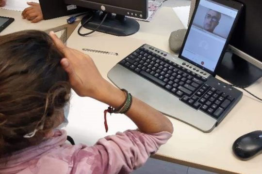 Σχολεία: «Ψηφιακή» εξουθένωση και απατηλή «κανονικότητα» για την ύλη