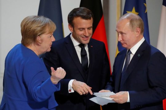 Πιθανή συνεργασία για το Sputnik V συζητούν με Πούτιν, Μακρόν και Μέρκελ