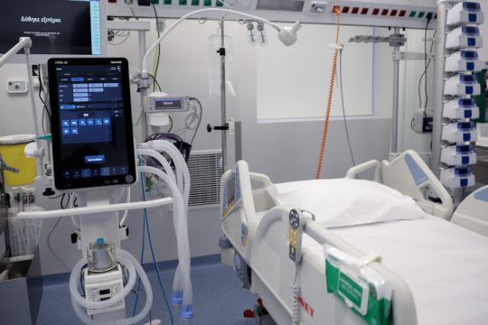 Ασφυκτιά το ΕΣΥ, προς παράταση το σκληρό lockdown