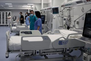 Στη δίνη του ιού χωρίς πολεμοφόδια
