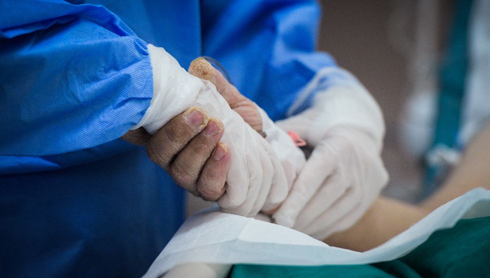 Έσπασαν κάθε ρεκόρ οι διασωληνώσεις – άλλοι 53 θάνατοι