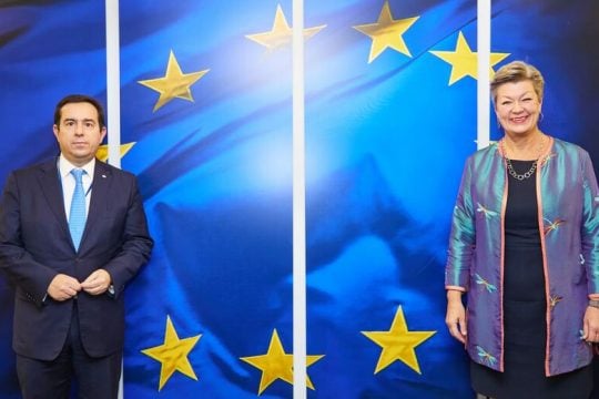 Εκθέτει τη Frontex ο στρουθοκαμηλισμός του Νότη Μηταράκη