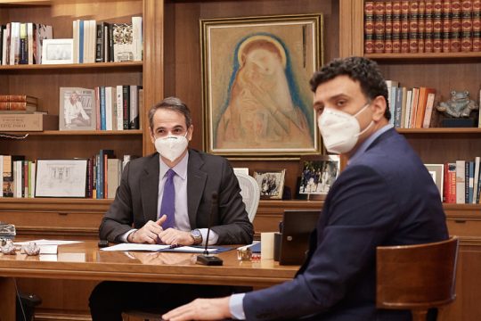 Παίρνουν γιατρούς από το ΕΣΥ για να τους βάλουν στις ιδιωτικές κλινικές