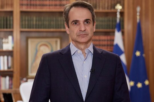 Μετά από πέντε ημέρες αστυνομικής κτηνωδίας, θυμήθηκε την αυτοσυγκράτηση
