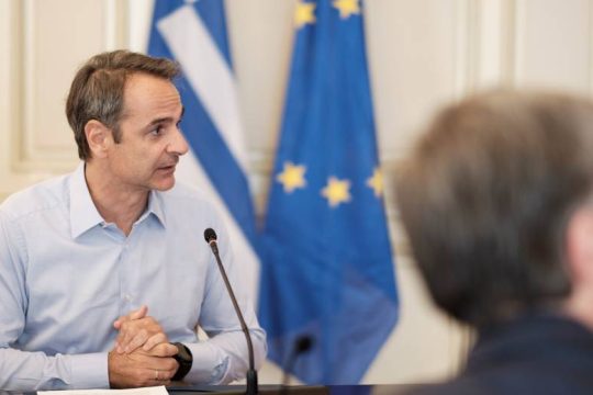Σύσκεψη Μαξίμου για συνεργασία με ιδιώτες στη σκιά θανάτων και διασωληνώσεων