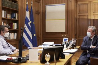 Κυβερνά με «συμβουλές» του Στάθη Καλύβα