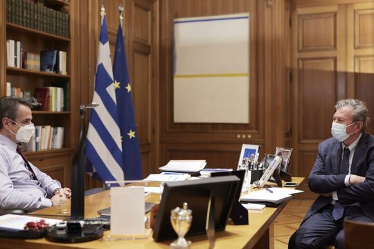 Κυβερνά με «συμβουλές» του Στάθη Καλύβα
