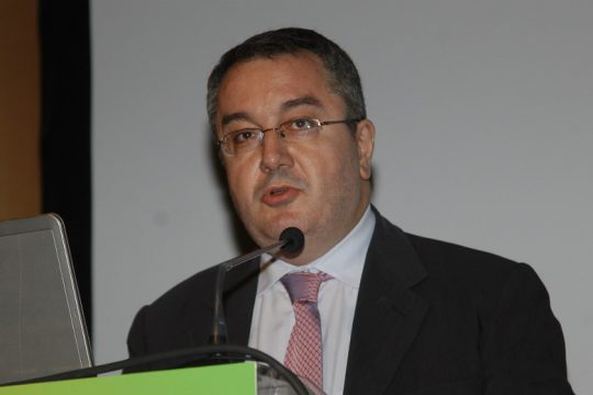 «Τα εμβόλια θα είναι μάλλον αποτελεσματικά για τις γνωστές παραλλαγές»