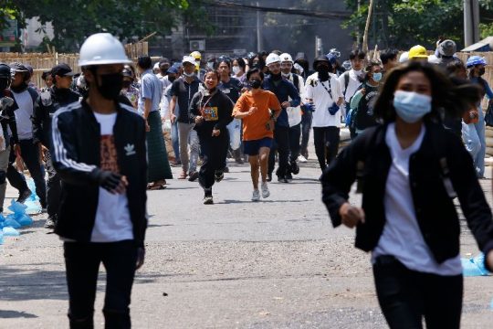Εκκλήσεις να τερματιστεί η βία στη Μιανμάρ, ενώ ακόμη 8 πολίτες σκοτώθηκαν
