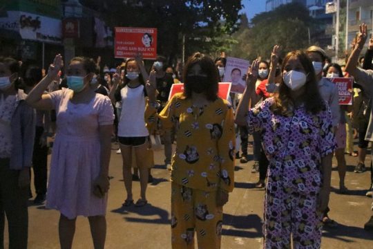 Επιμένουν με διαδηλώσεις κατά της χούντας χιλιάδες πολίτες στη Μιανμάρ