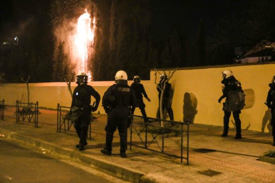 Ανεγκέφαλοι, βία