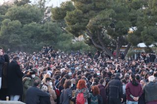 Η Νέα Σμύρνη φλέγεται από την οργή και αντιστέκεται