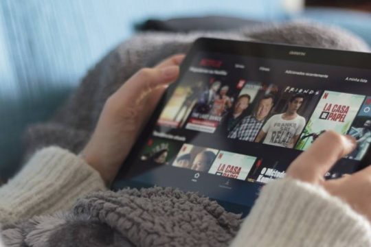 «Φρένο» από το Netflix στη χρήση του ίδιου κωδικού εκτός νοικοκυριού