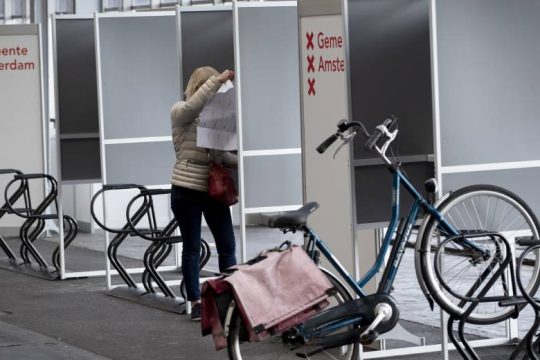 Στις κάλπες οι Ολλανδοί για τις βουλευτικές εκλογές