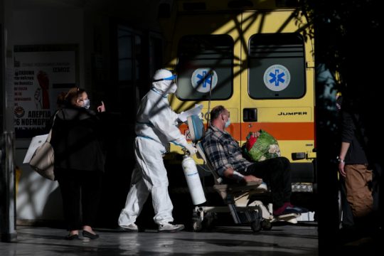 Υπόσχονται χαλάρωση μέτρων, με το ΕΣΥ στο ναδίρ και τους ειδικούς να προειδοποιούν