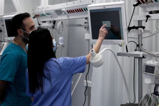 Σταθερά ψηλά τα κρούσματα σε Αττική και Θεσσαλονίκη