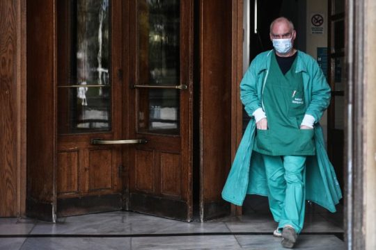 Αδειάζουν την κυβέρνηση για τις επιτάξεις οι πνευμονολόγοι