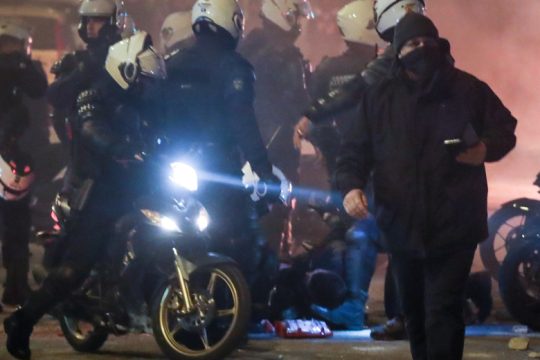 Νέο βίντεο: Τι προηγήθηκε της επίθεσης κατά του αστυνομικού στη Ν. Σμύρνη