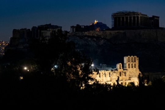 Έσβησαν τα φώτα στην «Ώρα της Γης»