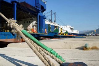 Στο Λαύριο πλοίο που έπλεε ακυβέρνητο στο στενό Καφηρέα 