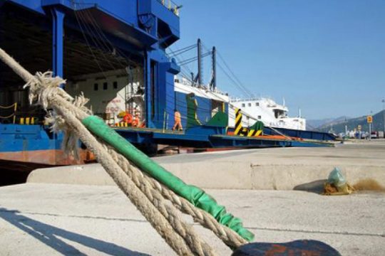 Στο Λαύριο πλοίο που έπλεε ακυβέρνητο στο στενό Καφηρέα 