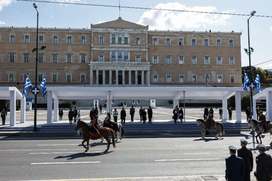 Πανηγυρική παρέλαση για λίγα μάτια μόνο
