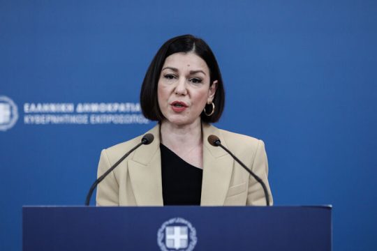 Σφυρίζει αδιάφορα για τους ξυλοδαρμούς, καλύπτει Κυρανάκη