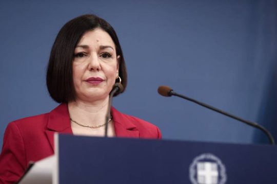 «Αδειάζει» η Πελώνη τον Άδωνι για το άνοιγμα στο λιανεμπόριο