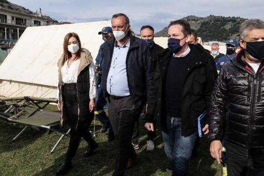 Χρήματα από Δευτέρα και οικίσκους έως την Τρίτη υποσχέθηκε ο Στ. Πέτσας