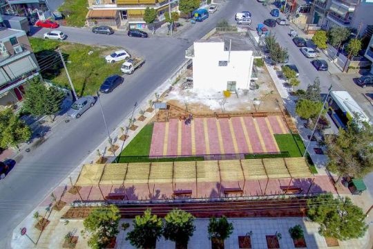 Πλατεία έγινε χώρος εγκατάλειψης και στάθμευσης νταλικών