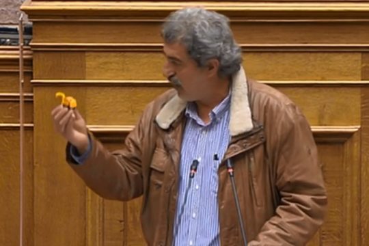 Η… μπουλντόζα που έκανε δώρο ο Πολάκης στον Άδωνι