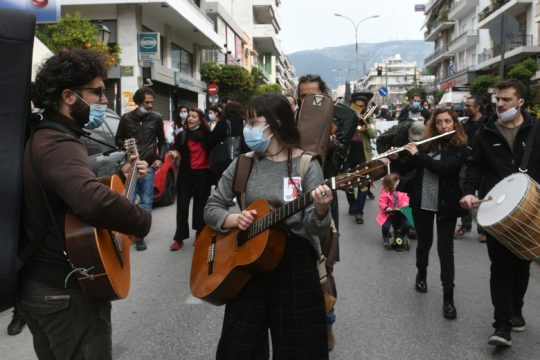 Οι γειτονιές γέμισαν ξανά χρώματα, φωνές και μουσική