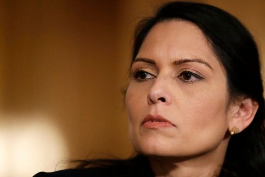 Αντιδράσεις για τα αυστηρότερα μέτρα της Βρετανίας για τους παράτυπους μετανάστες