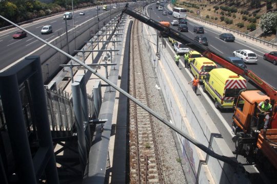 Νεκρός νεαρός άνδρας στις γραμμές του Προαστιακού