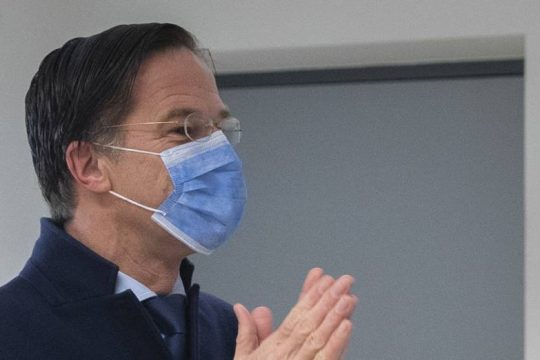 Τέταρτη θητεία για τον Ρούτε στην Ολλανδία μετά από μια «συντριπτική» νίκη