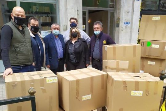 Κίνηση στήριξης των οδηγών ταξί στους άστεγους της Αθήνας
