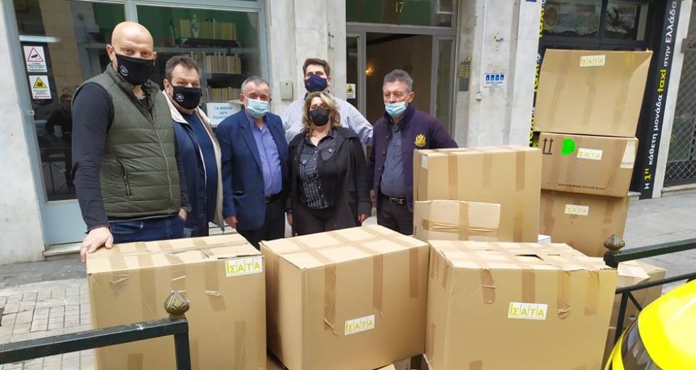 Κίνηση στήριξης των οδηγών ταξί στους άστεγους της Αθήνας