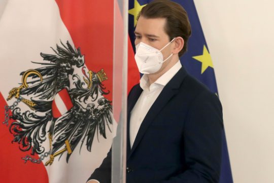 Καταγγελίες Κουρτς για κρυφές συμφωνίες κρατών με φαρμακοβιομηχανίες
