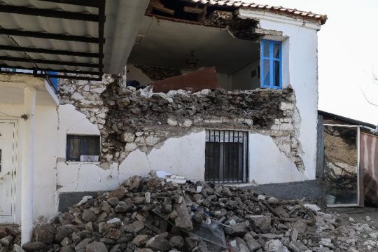 Αναμένουν τροχόσπιτα οι πληγέντες του σεισμού, παραμένουν τα προβλήματα