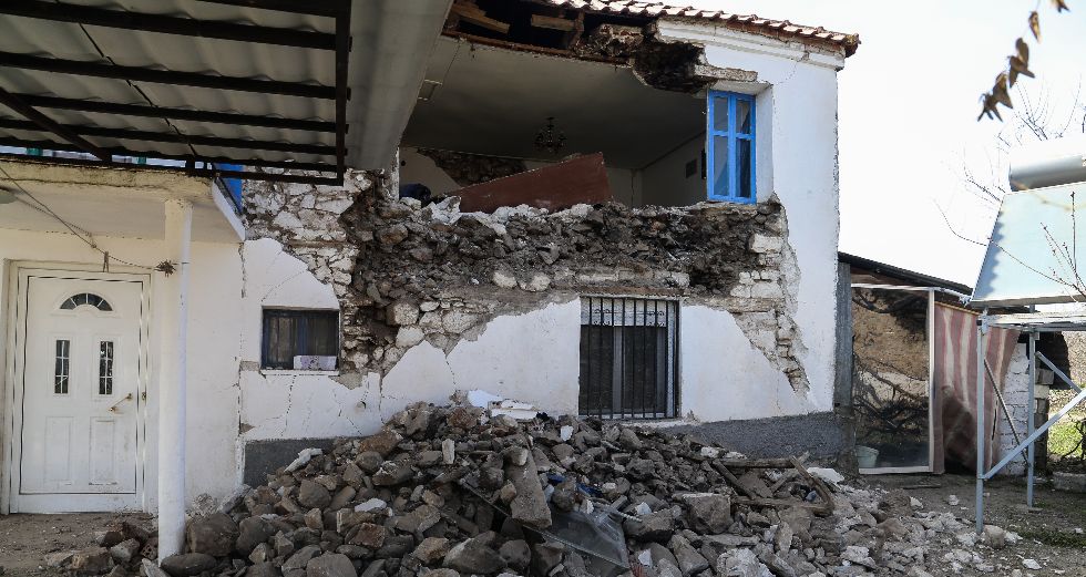 Αναμένουν τροχόσπιτα οι πληγέντες του σεισμού, παραμένουν τα προβλήματα