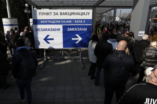 Σερβία: Ουρές από ξένους υπηκόους για ένα εμβόλιο