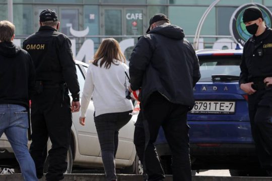 Εκατό συλλήψεις διαδηλωτών και δημοσιογράφων στη Λευκορωσία