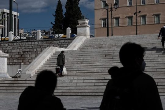 Η πανδημία καλπάζει και η κυβέρνηση… «χαλαρώνει»
