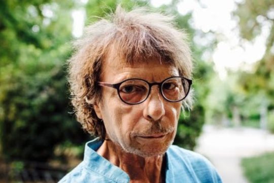 Πέθανε από κορονοϊό ο δημοσιογράφος Άρης Σκιαδόπουλος