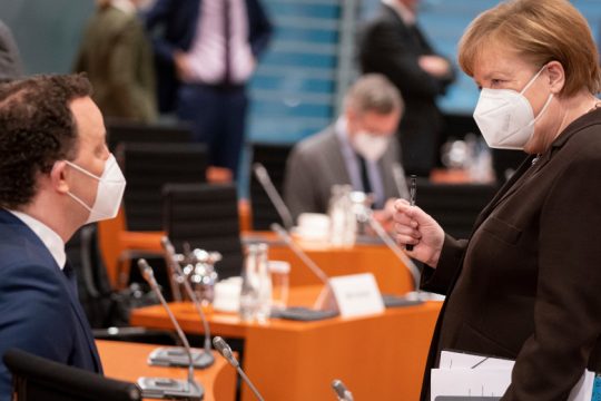 Περίεργες «απευθείας αναθέσεις» από το γερμανικό Υπ. Υγείας