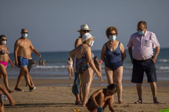 Υποχρεωτικές οι μάσκες ακόμα και σε παραλίες και πισίνες στην Ισπανία