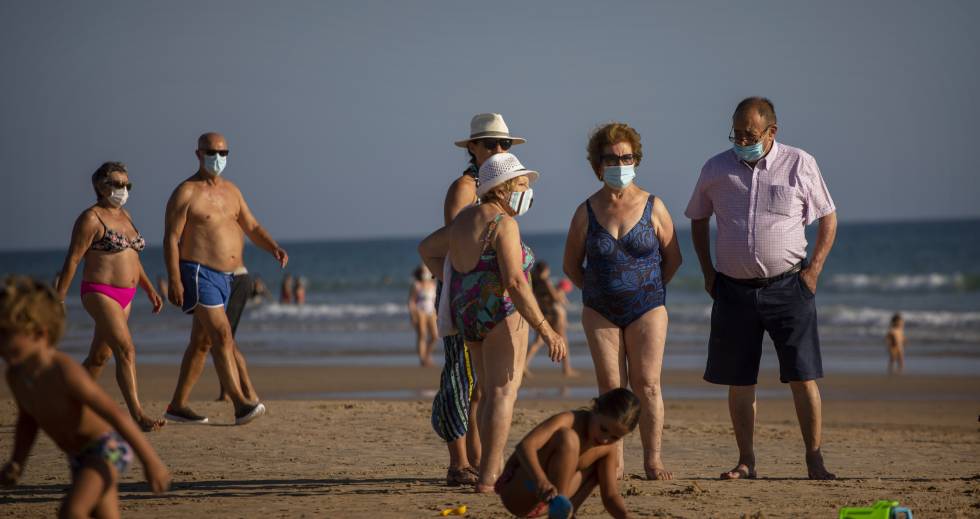 Υποχρεωτικές οι μάσκες ακόμα και σε παραλίες και πισίνες στην Ισπανία