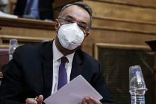 Αγωνιά η κυβέρνηση για εστίαση και εμπόριο