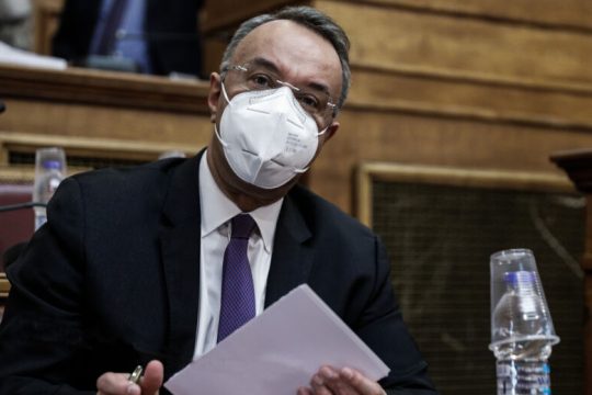 Αγωνιά η κυβέρνηση για εστίαση και εμπόριο